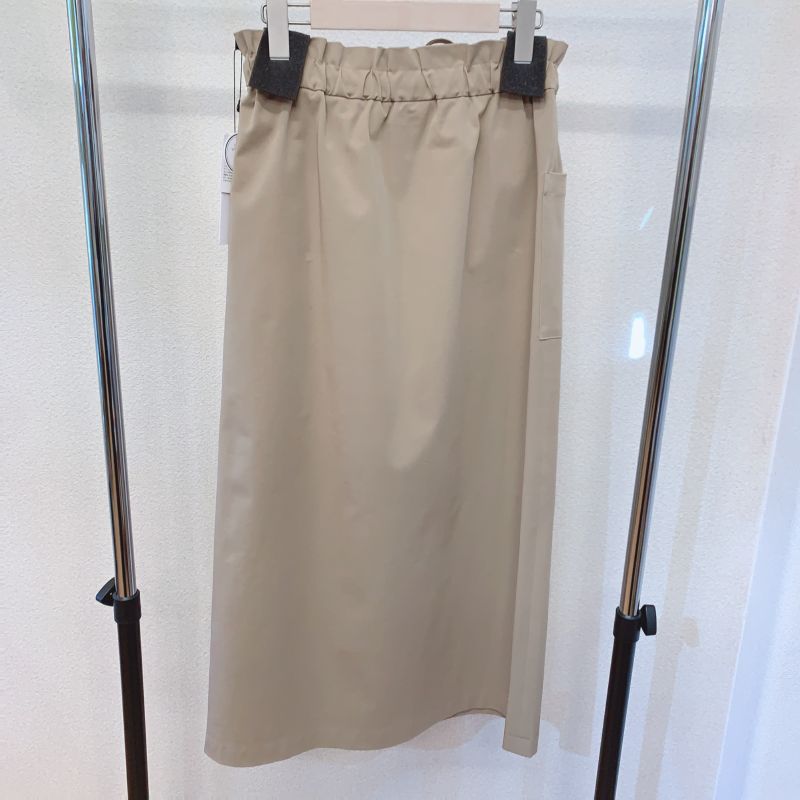 DONEEYU長めの着丈とスッキリとした縦のラインが大人っぽさを引き立てます大きなスクエアのポケット付スリット入りで足さばきもスムーズですウエストはゴムとヒモ仕様size３８color８１０綿９５%ポリウレタン５%price¥１５４００（税込）